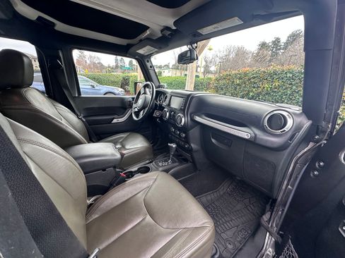 Used 2016 Jeep Wrangler Unlimited Sahara w/ Connectivity Group AWD/4WD image 19