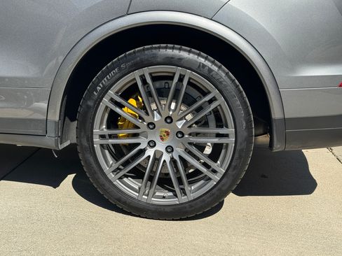 Used 2016 Porsche Cayenne Turbo S image 11