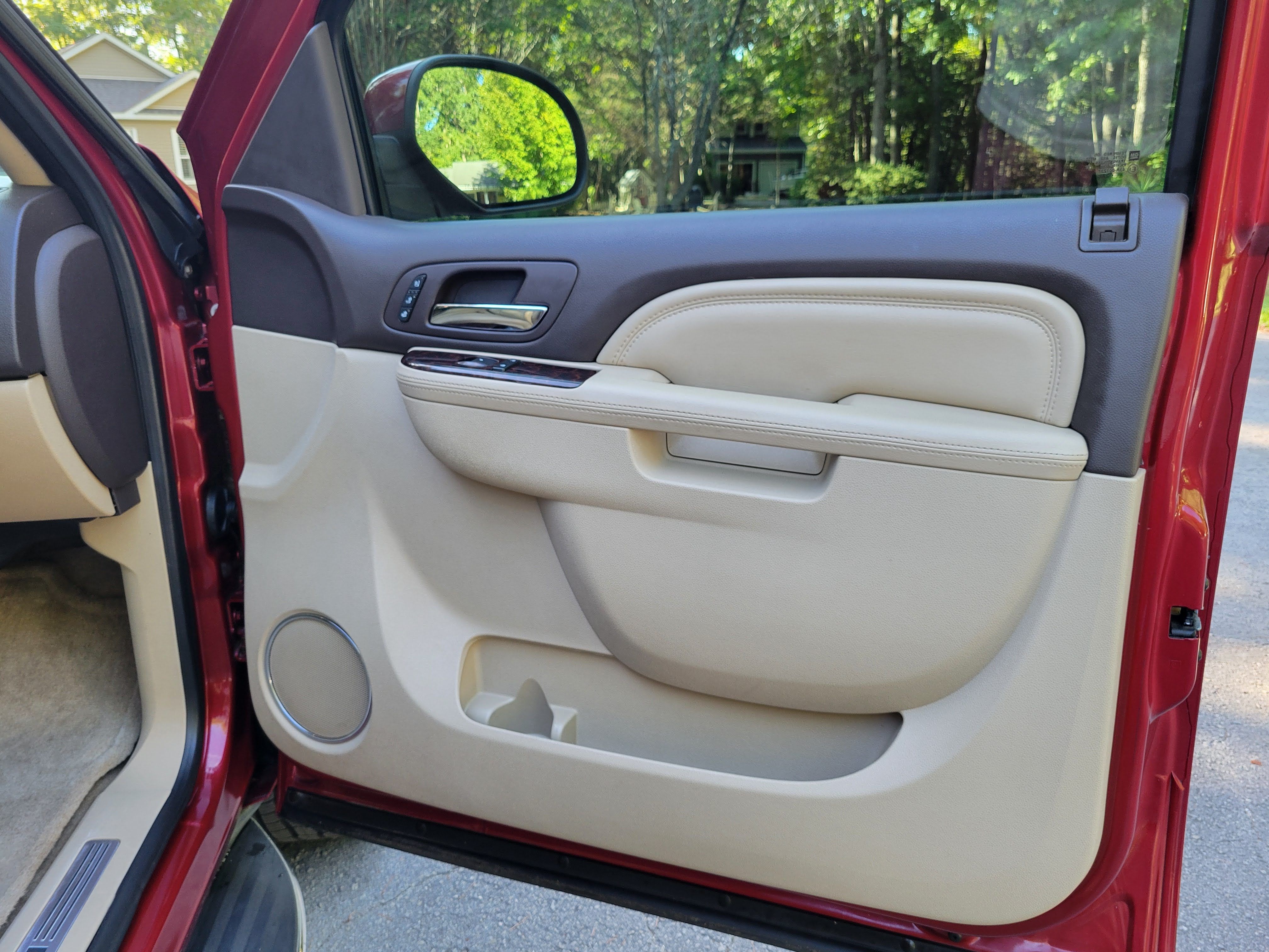 Used 2012 GMC Yukon XL Denali RWD image 25