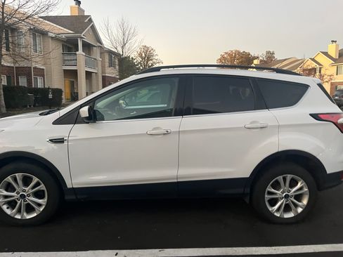 Used 2018 Ford Escape SE image 1