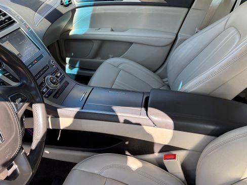 Used 2020 Lincoln MKZ w/ Convenience Package image 10