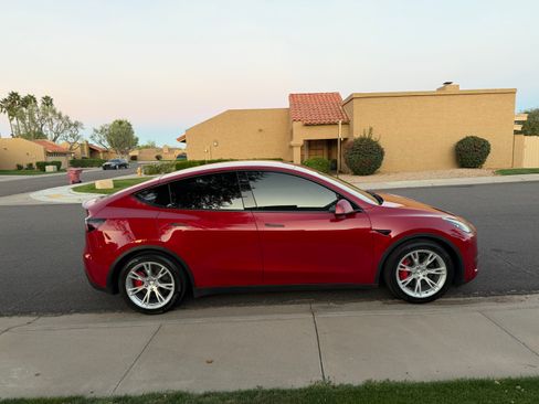 Used 2022 Tesla Model Y Performance image 4