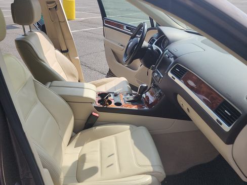 Used 2012 Volkswagen Touareg TDI image 17