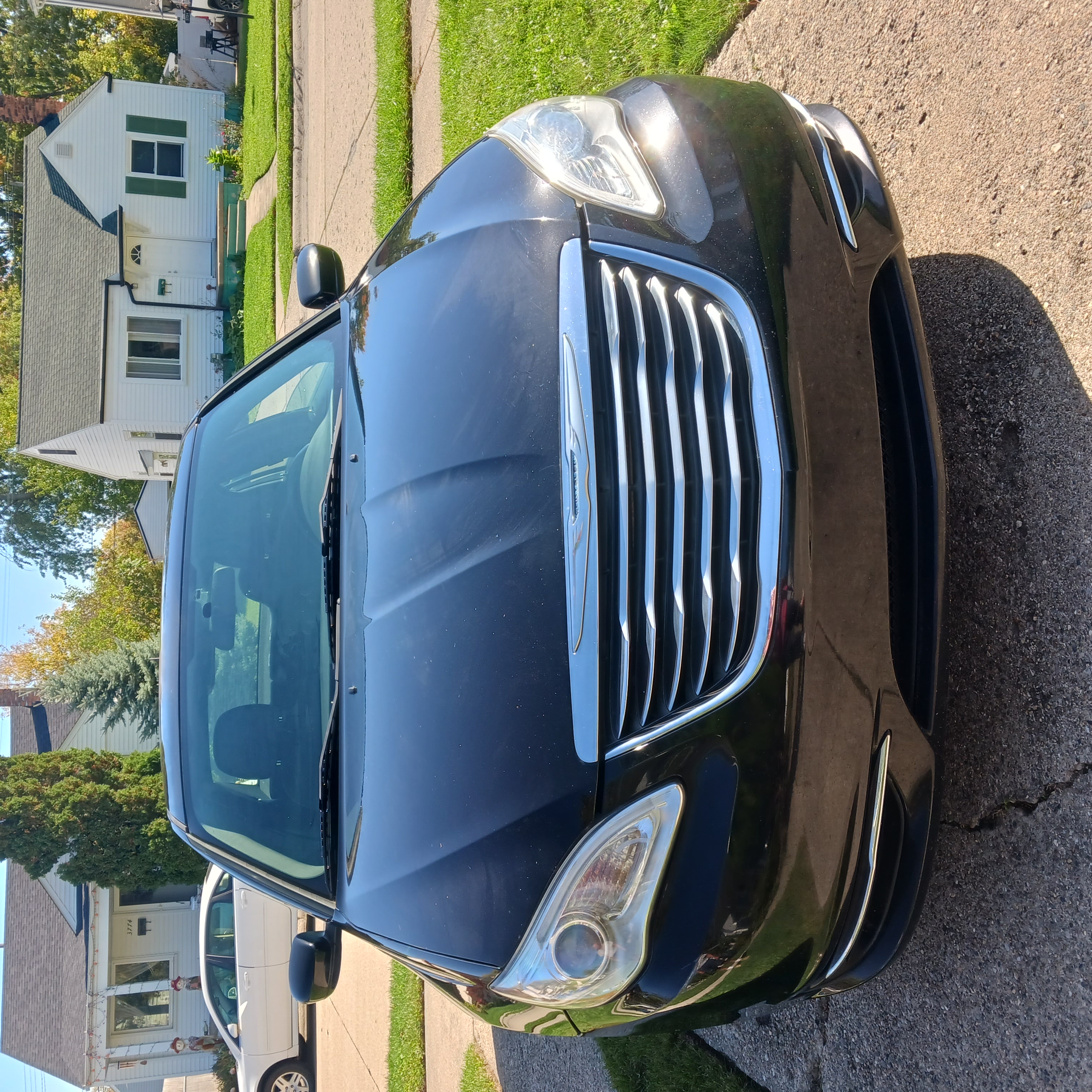 Used 2011 Chrysler 200 Touring FWD image 2