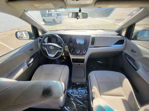 Used 2017 Toyota Sienna L image 4