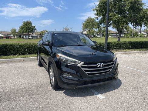 Used 2016 Hyundai Tucson SE image 1