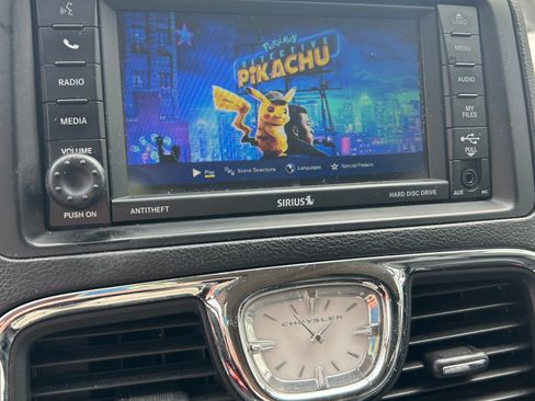 Used 2016 Chrysler Town & Country Touring-L image 20