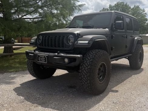 Used 2025 Jeep Wrangler Unlimited Rubicon AWD/4WD image 4