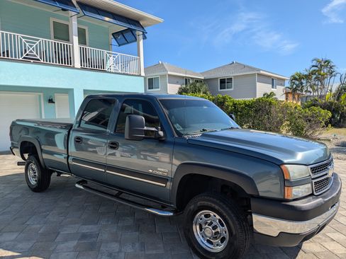 Used 2006 Chevrolet Silverado 2500 LT w/ Heavy-Duty Power Package image 4