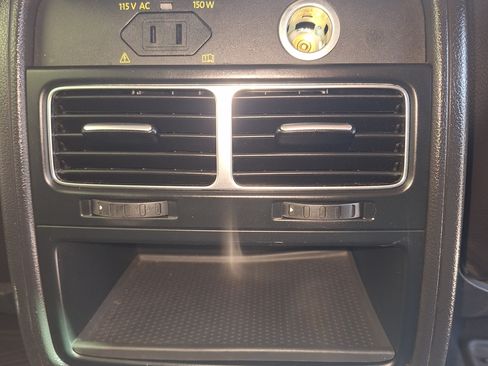 Used 2012 Volkswagen Touareg Sport image 20