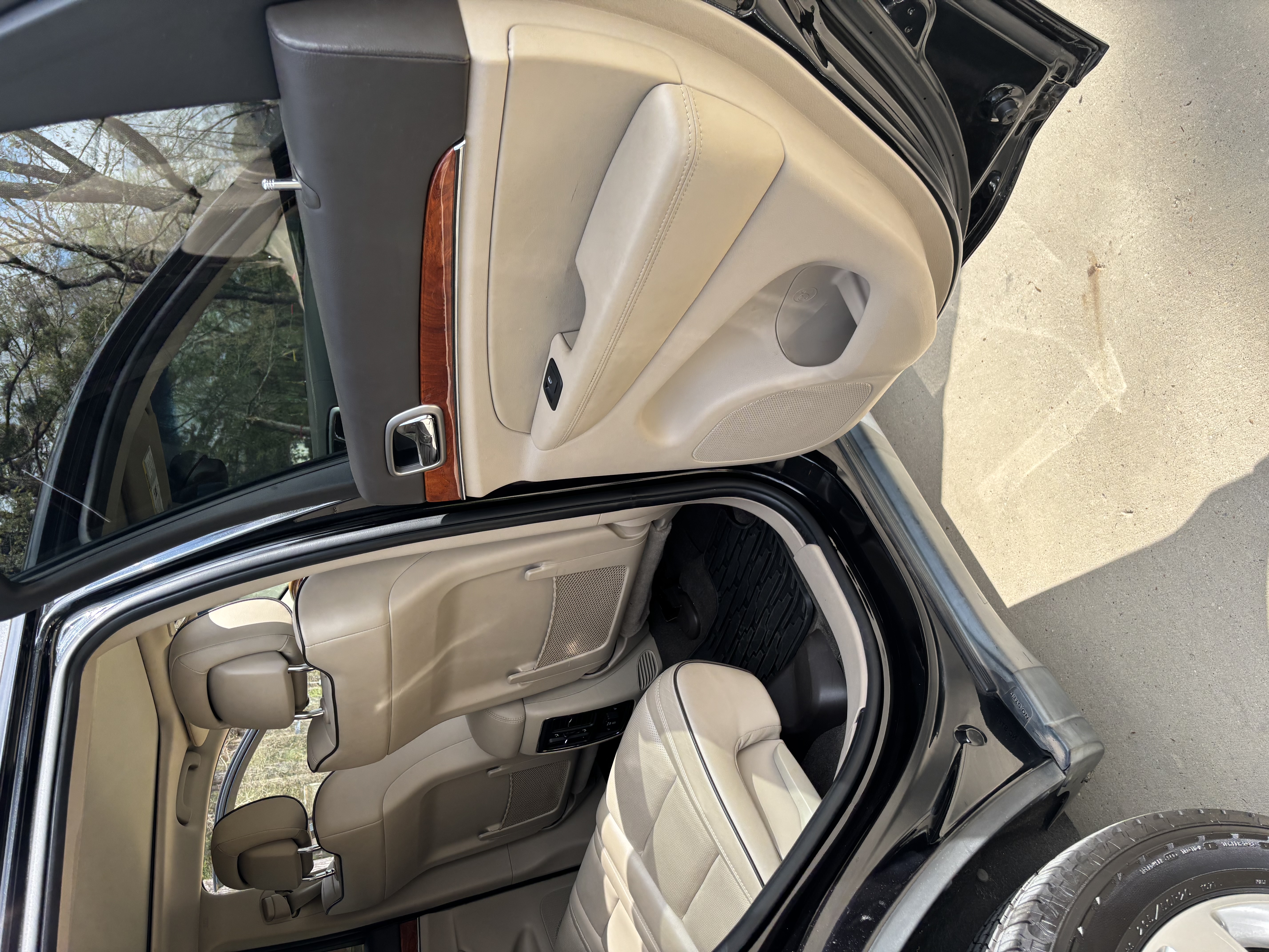 Used 2011 Jeep Grand Cherokee Overland RWD image 17
