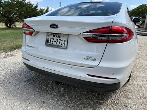 Used 2019 Ford Fusion SE FWD image 2