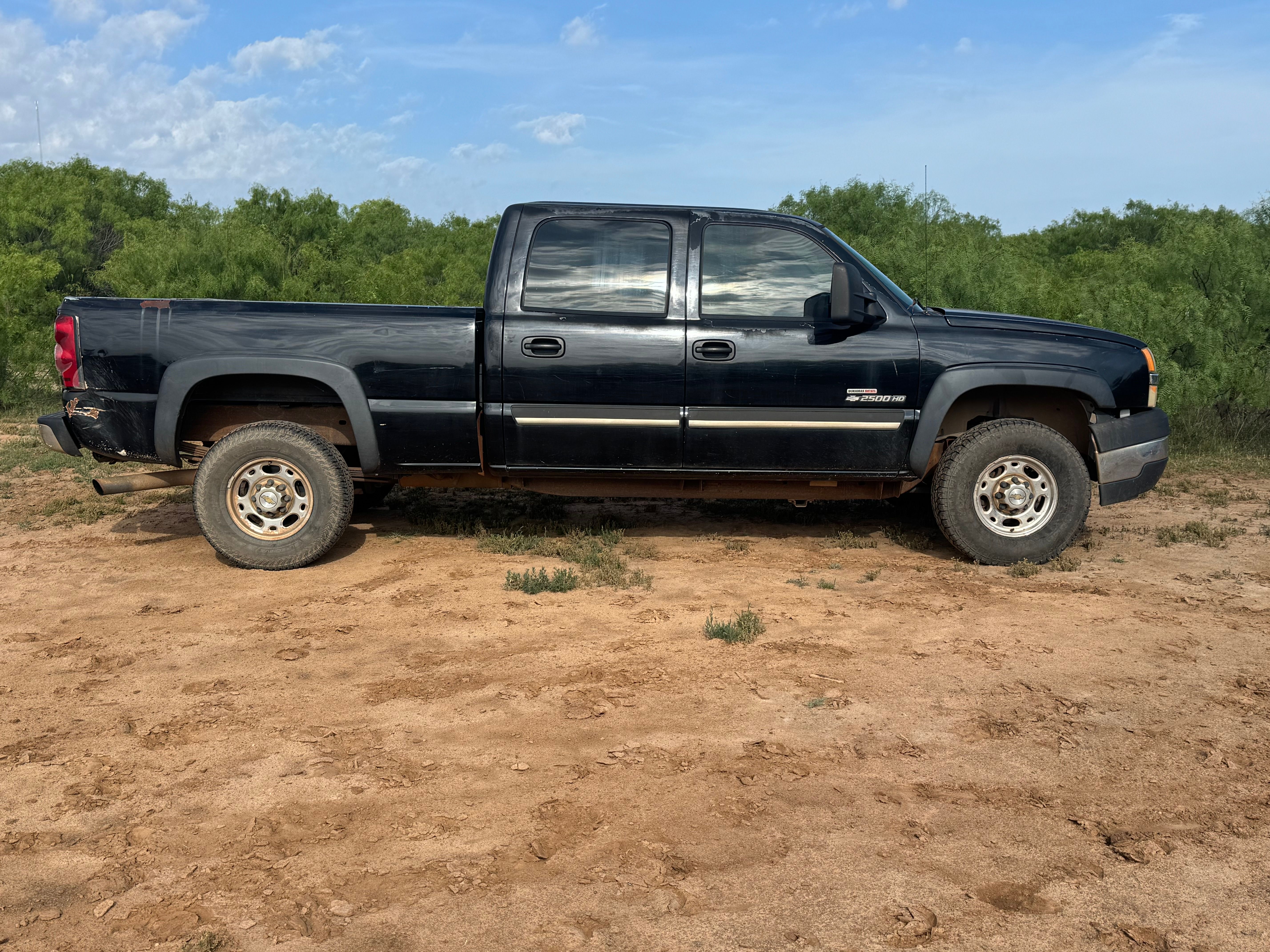 Used 2004 Chevrolet Silverado 2500 LS w/ Heavy-Duty Power Package RWD image 2