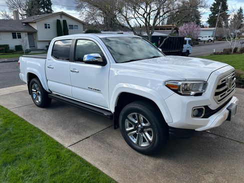 Used 2018 Toyota Tacoma Limited image 4
