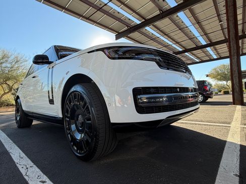 Used 2023 Land Rover Range Rover Long Wheelbase SE image 16