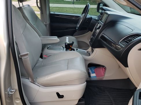 Used 2012 Chrysler Town & Country Limited w/ Luxury Group image 15