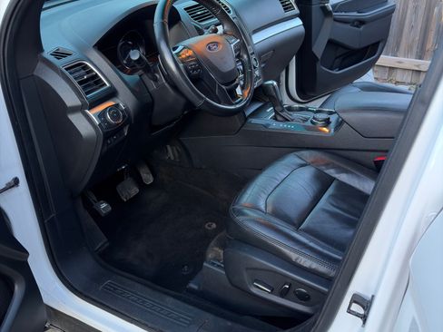 Used 2016 Ford Explorer XLT w/ Equipment Group 202A image 8