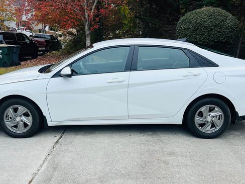Used 2025 Hyundai Elantra SE image 4