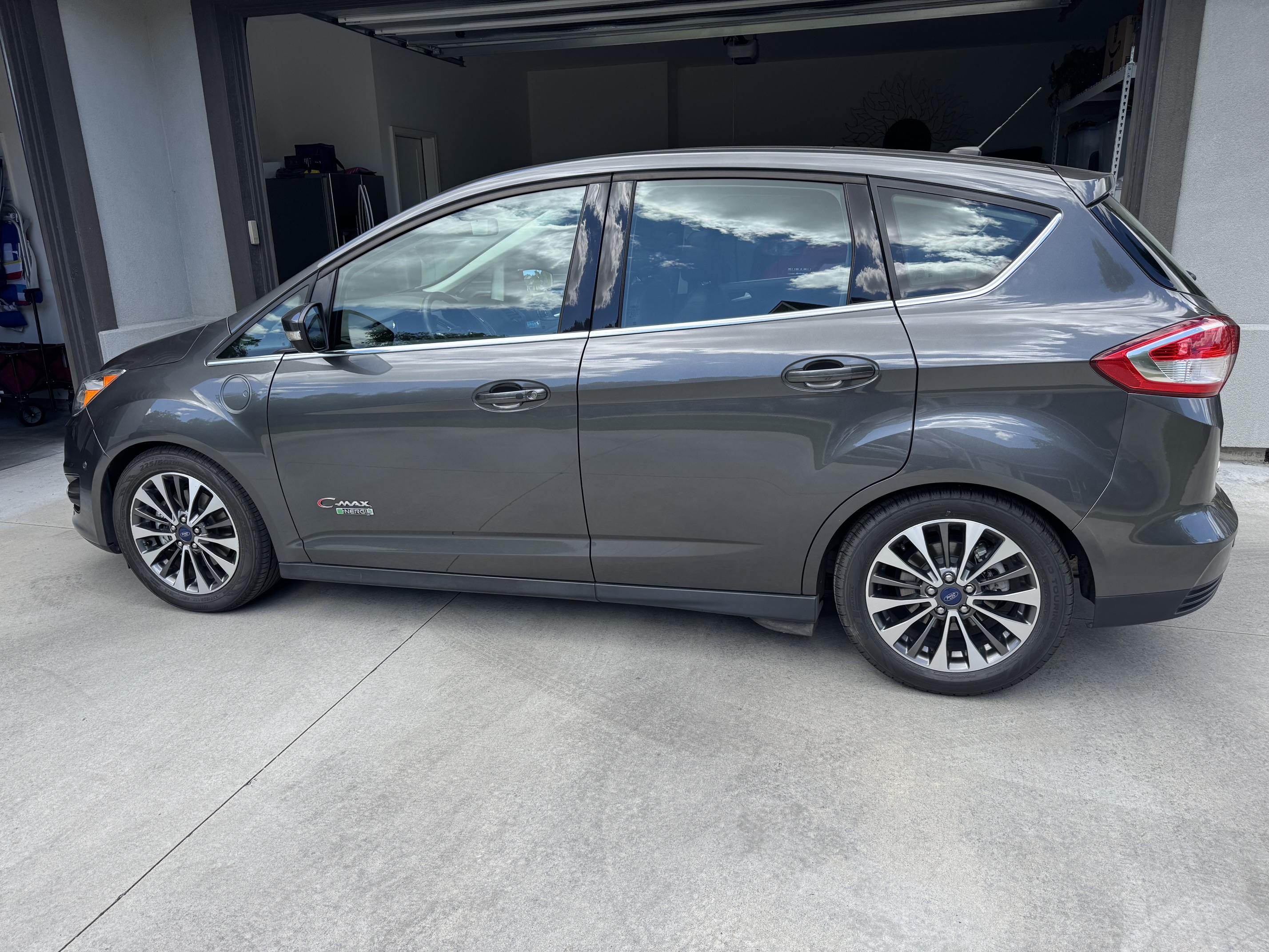 Used 2017 Ford C-MAX Energi Titanium w/ Equipment Group 501A FWD image 5