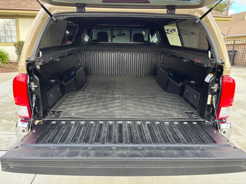 Used 2017 Toyota Tacoma SR5 image 6