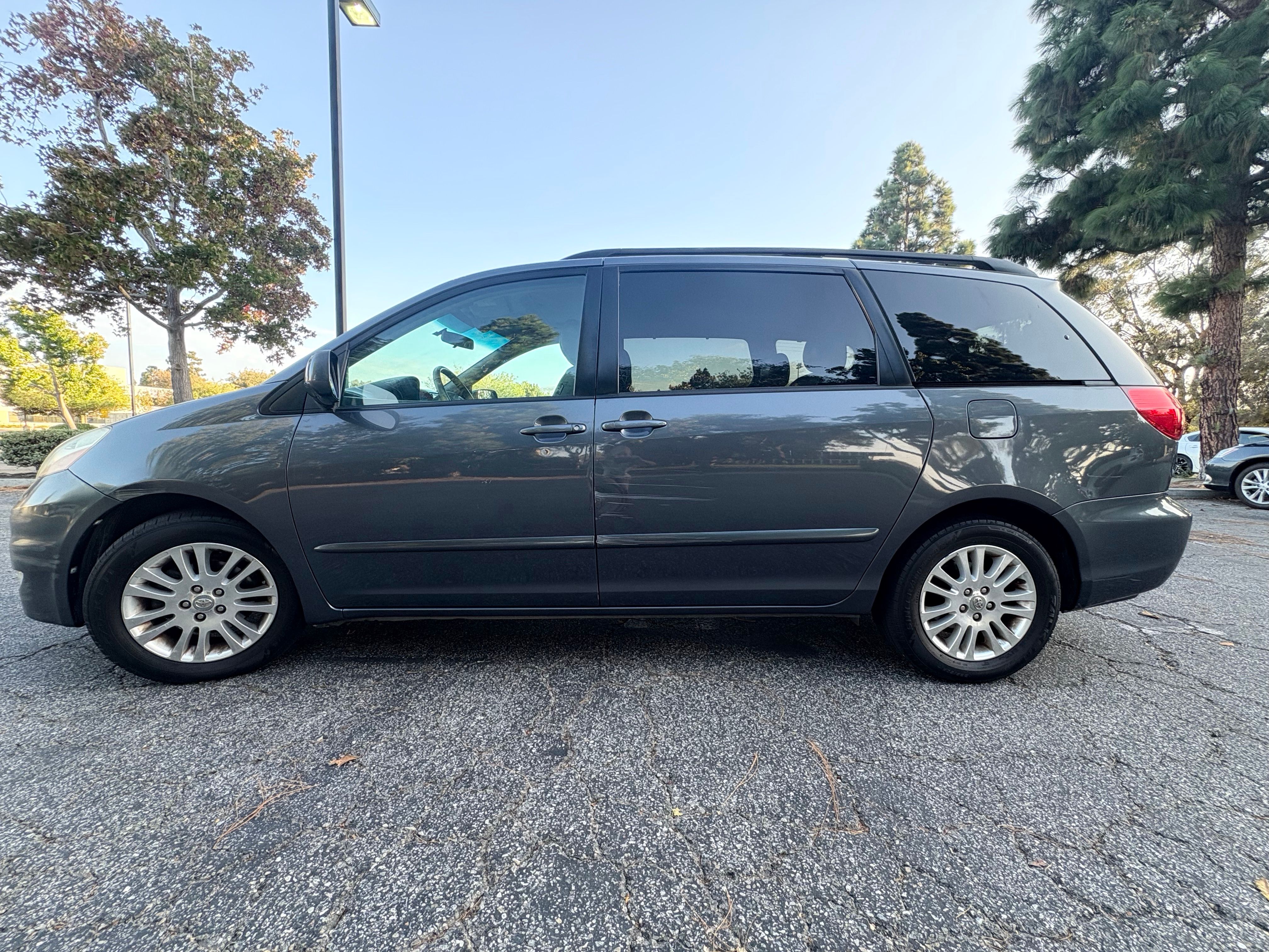 Used 2008 Toyota Sienna XLE w/ Towing Prep Pkg FWD image 9