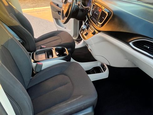 Used 2019 Chrysler Pacifica Touring Plus w/ Cold Weather Group image 4