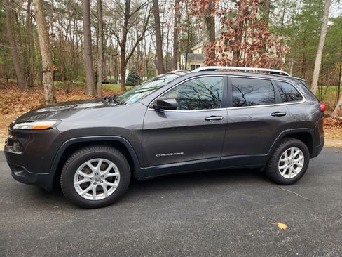 Used 2017 Jeep Cherokee Latitude w/ Cold Weather Group image 2