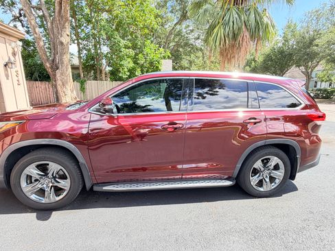 Used 2019 Toyota Highlander Limited Platinum FWD image 9