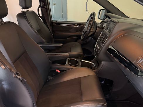 Used 2019 Dodge Grand Caravan SXT w/ Blacktop Package FWD image 19