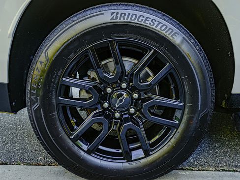 Used 2022 Chevrolet Suburban Z71 w/ Z71 Off-Road Package image 12