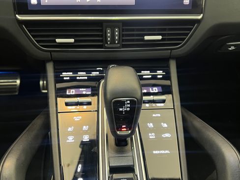 Used 2023 Porsche Cayenne Turbo S image 20