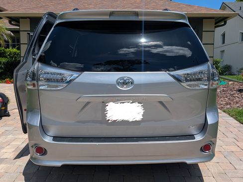 Used 2017 Toyota Sienna SE Premium FWD image 4