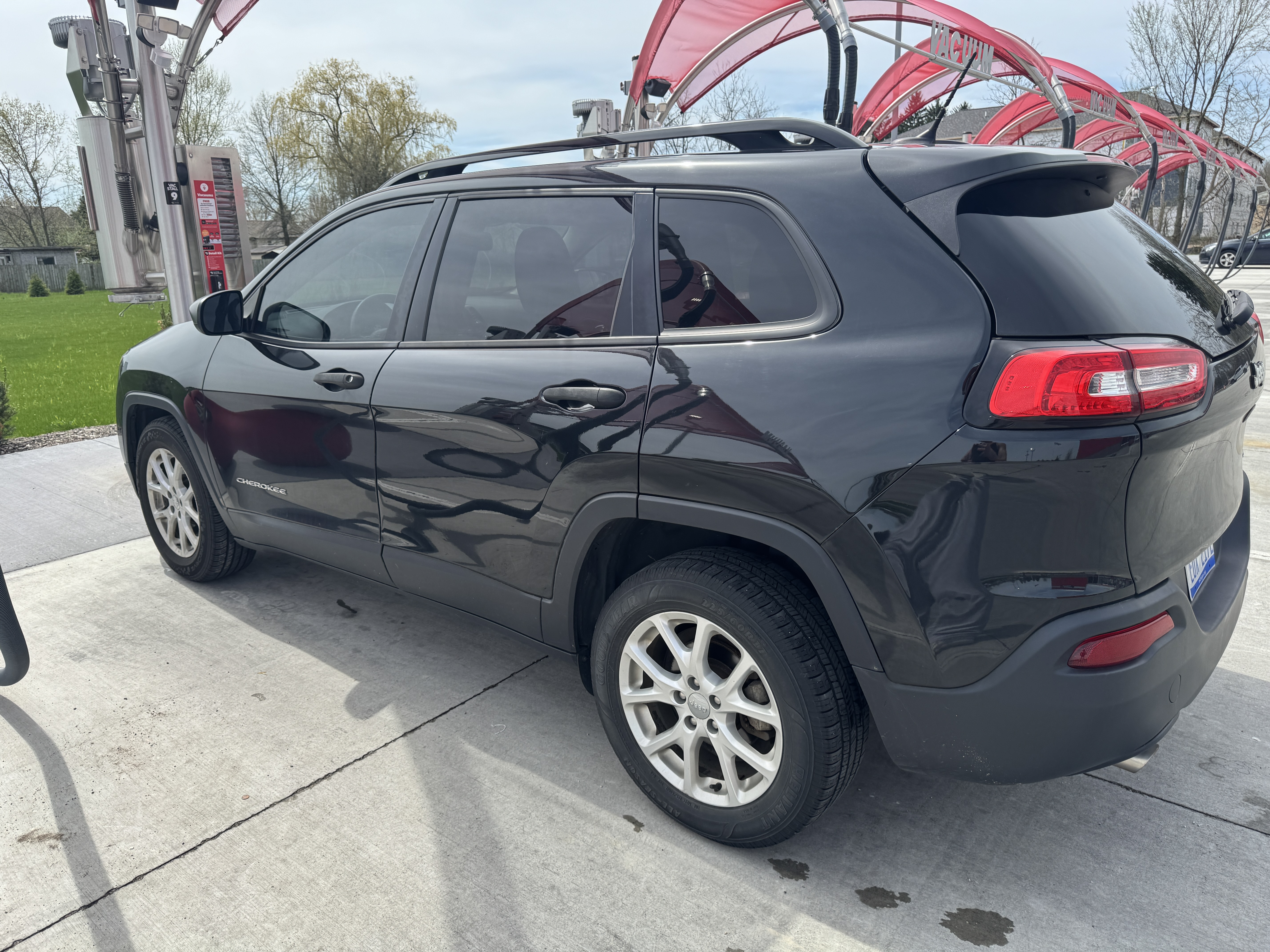 Used 2016 Jeep Cherokee Sport FWD image 2