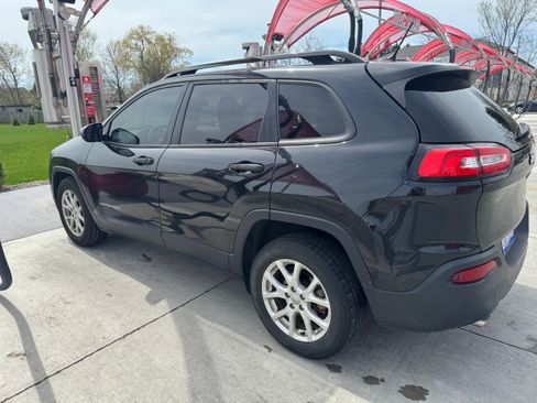 Used 2016 Jeep Cherokee Sport FWD image 2