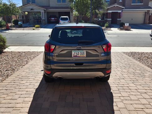 Used 2019 Ford Escape SE image 1