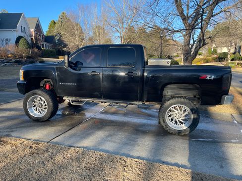 Used 2008 Chevrolet Silverado 1500 LT w/ Suspension Package, Off-Road image 11