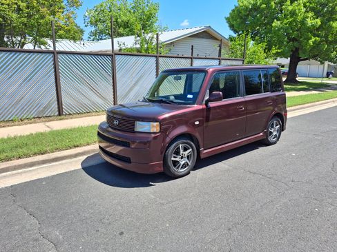 Used 2005 Scion xB FWD image 1