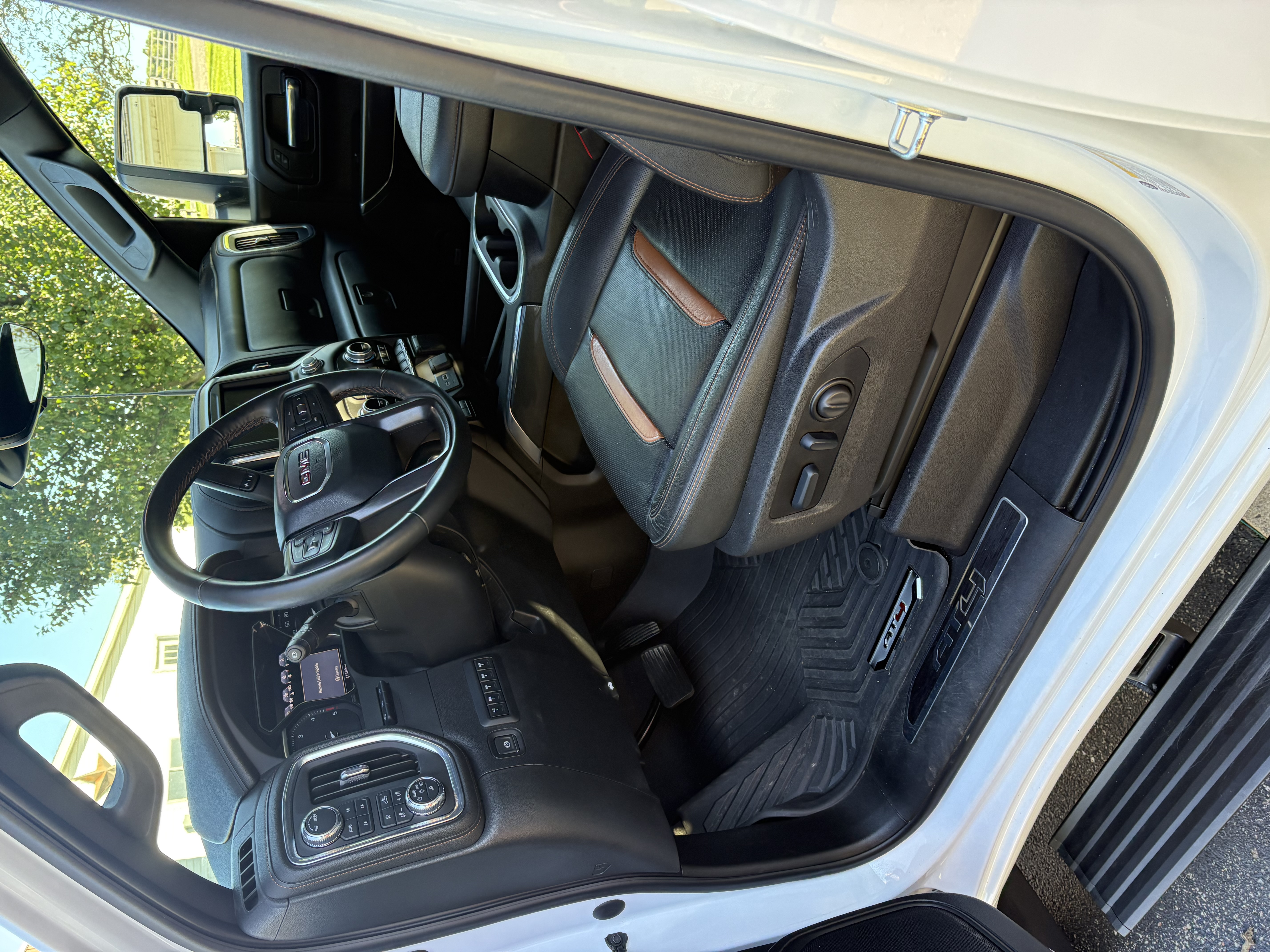 Used 2023 GMC Sierra 3500 AT4 w/ AT4 Premium Plus Package AWD/4WD image 2