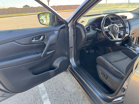 Used 2018 Nissan Rogue SV image 11