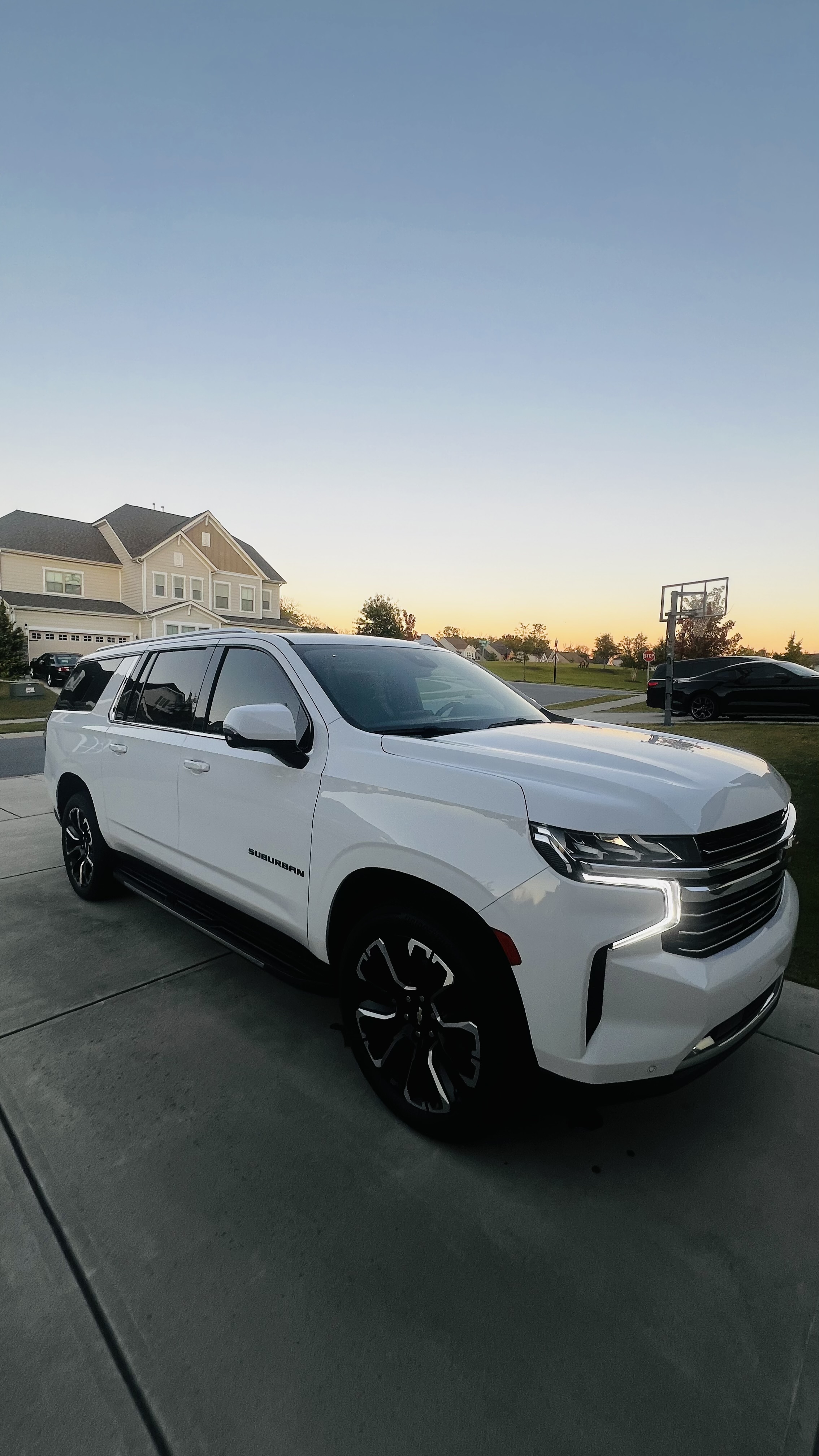 Used 2023 Chevrolet Suburban LT w/ Luxury Package AWD/4WD image 4
