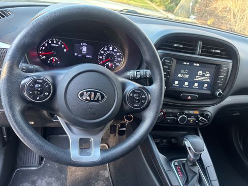 Used 2020 Kia Soul LX image 16