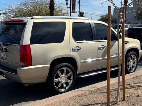 Used 2009 Cadillac Escalade AWD image 4