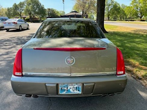 Used 2011 Cadillac DTS Premium image 4