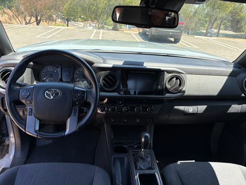 Used 2018 Toyota Tacoma TRD Off-Road AWD/4WD image 10