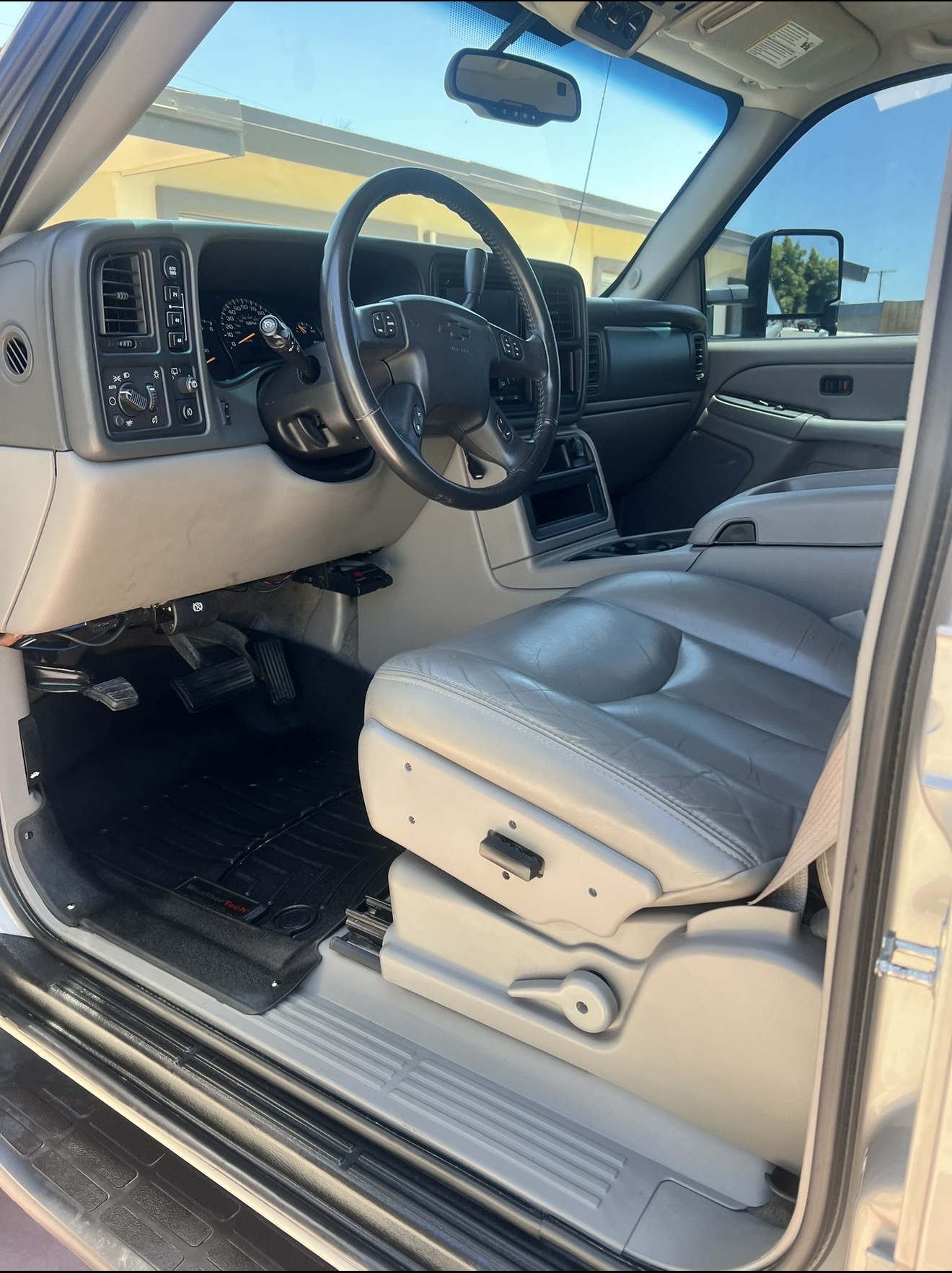 Used 2005 Chevrolet Suburban 2500 LS w/ Suspension Package, Autoride AWD/4WD image 11