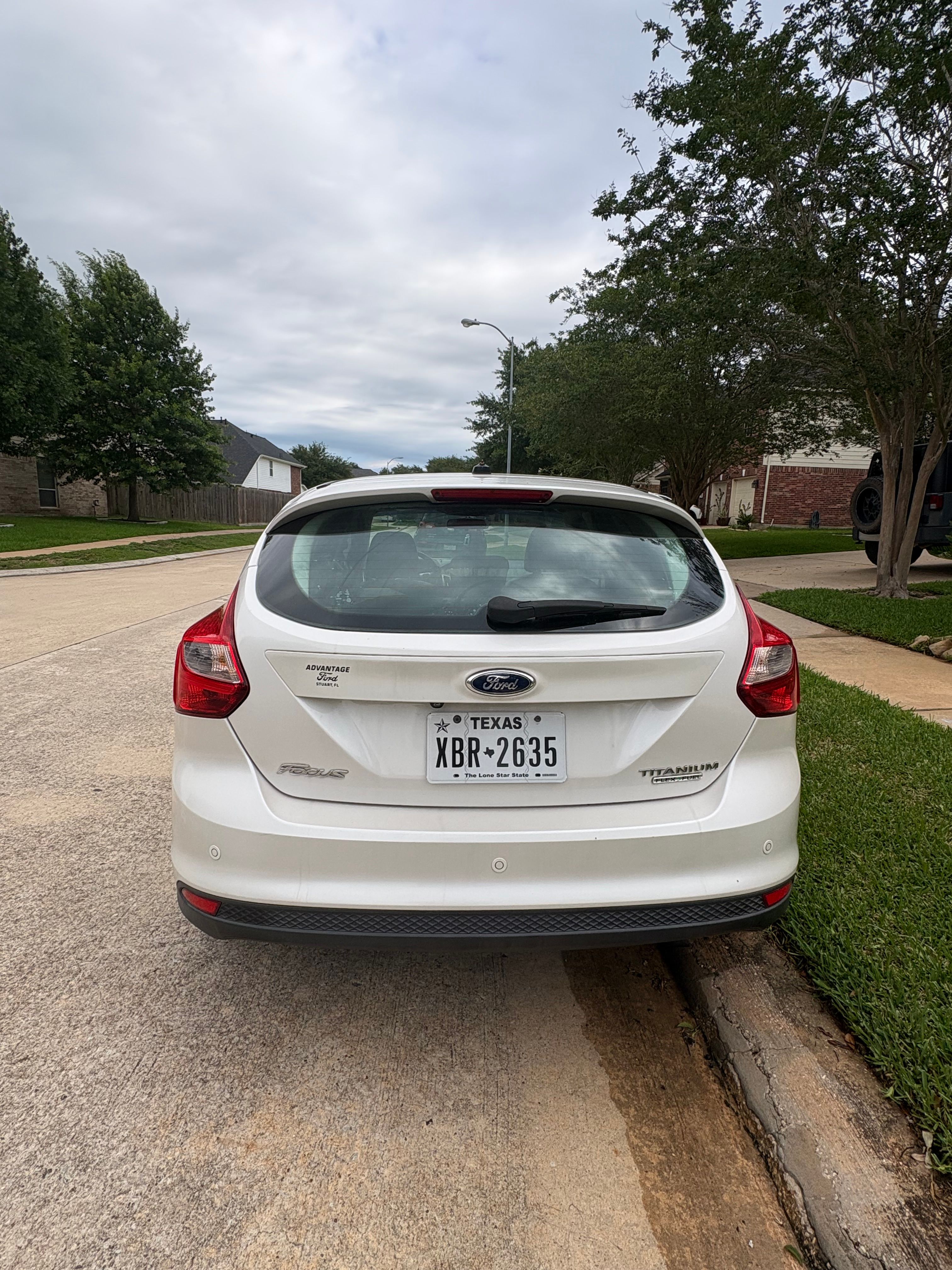 Used 2013 Ford Focus Titanium w/ Titanium Handling Pkg FWD image 2