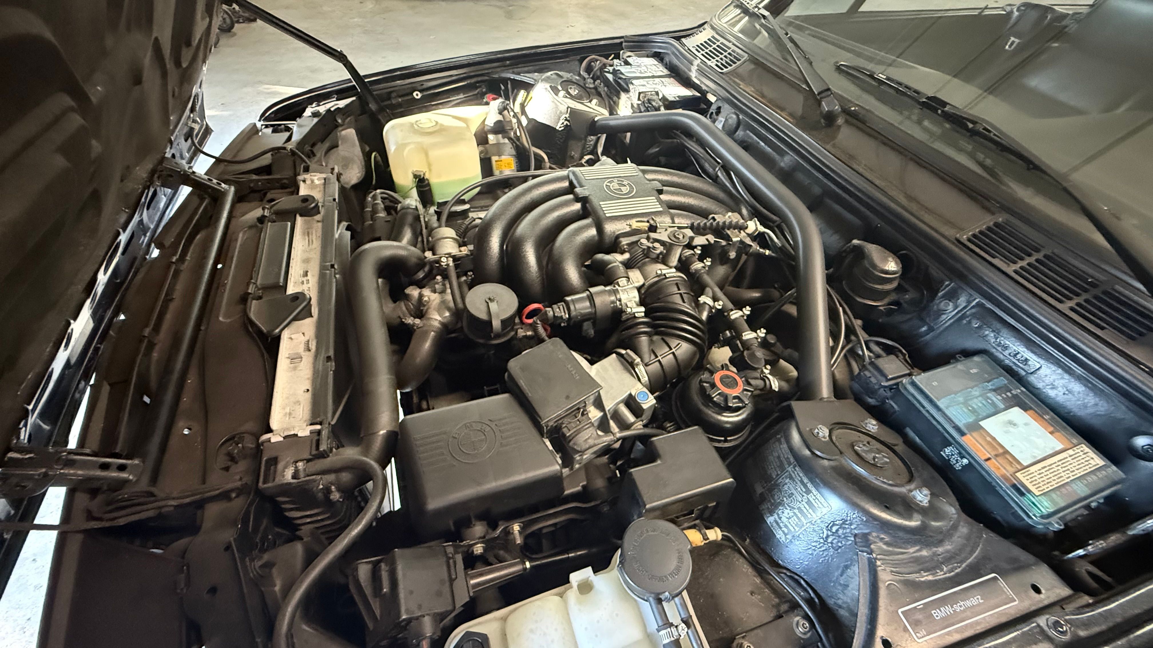 Used 1992 BMW 325i Convertible RWD image 4