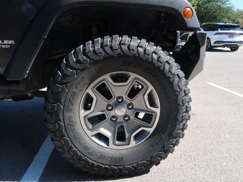 Used 2017 Jeep Wrangler Unlimited Rubicon w/ Connectivity Group image 9