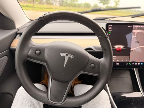 Used 2019 Tesla Model 3 Mid Range RWD image 2