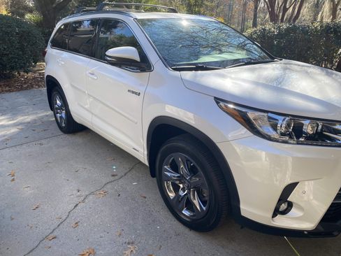 Used 2019 Toyota Highlander Limited Platinum image 2